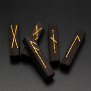 Runenset BALDUR - gebeiztes Fichtenholz mit reflektierender Metallfolie (galdfarben) beschriftet, mit Öl versiegelt